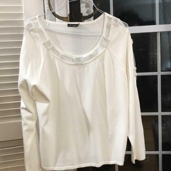 Smart top, lots of bling.  Great value,  styling. - Picture 4 of 8